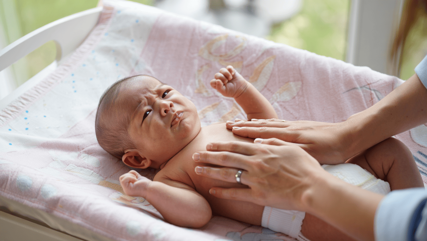 Salive mousseuse nourrisson : causes & signes d'alerte