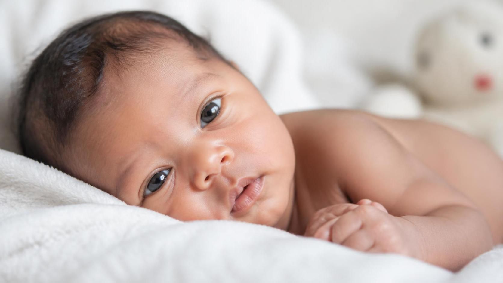 découvrez les particularités et les besoins spécifiques des bébés métisses à la naissance pour mieux les accompagner dans leurs premiers instants de vie.