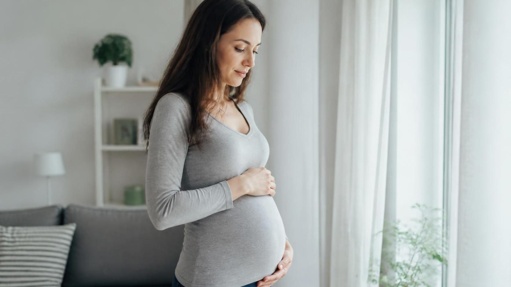 découvrez les changements et évolutions au niveau du ventre d'une femme enceinte de 2 mois, expliqués simplement pour mieux comprendre cette étape de la grossesse.